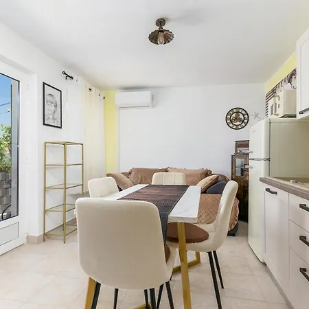 Дом отдыха Family Friendly House With A Swimming Pool Okrug Gornji, Ciovo - 24460 *