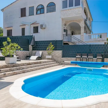 Hébergement de vacances Family Friendly House With A Swimming Pool Okrug Gornji, Ciovo - 24460